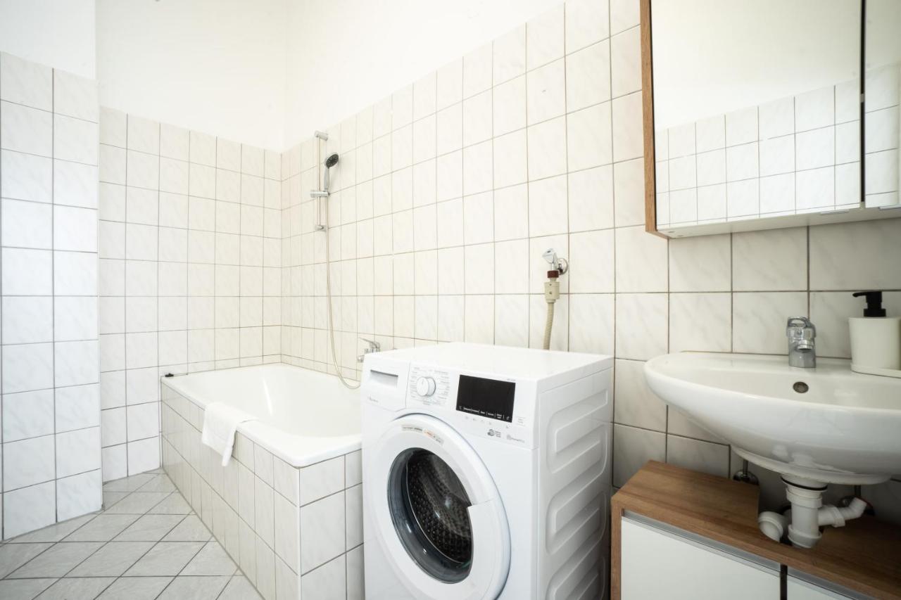 Lovely 2-Bedroom Apartment Next To Praterstern Vienna Esterno foto